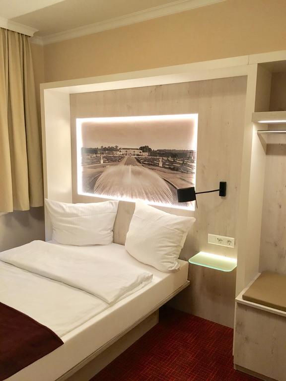 Chambre Simple avec Douche Privative et Toilettes Communes
